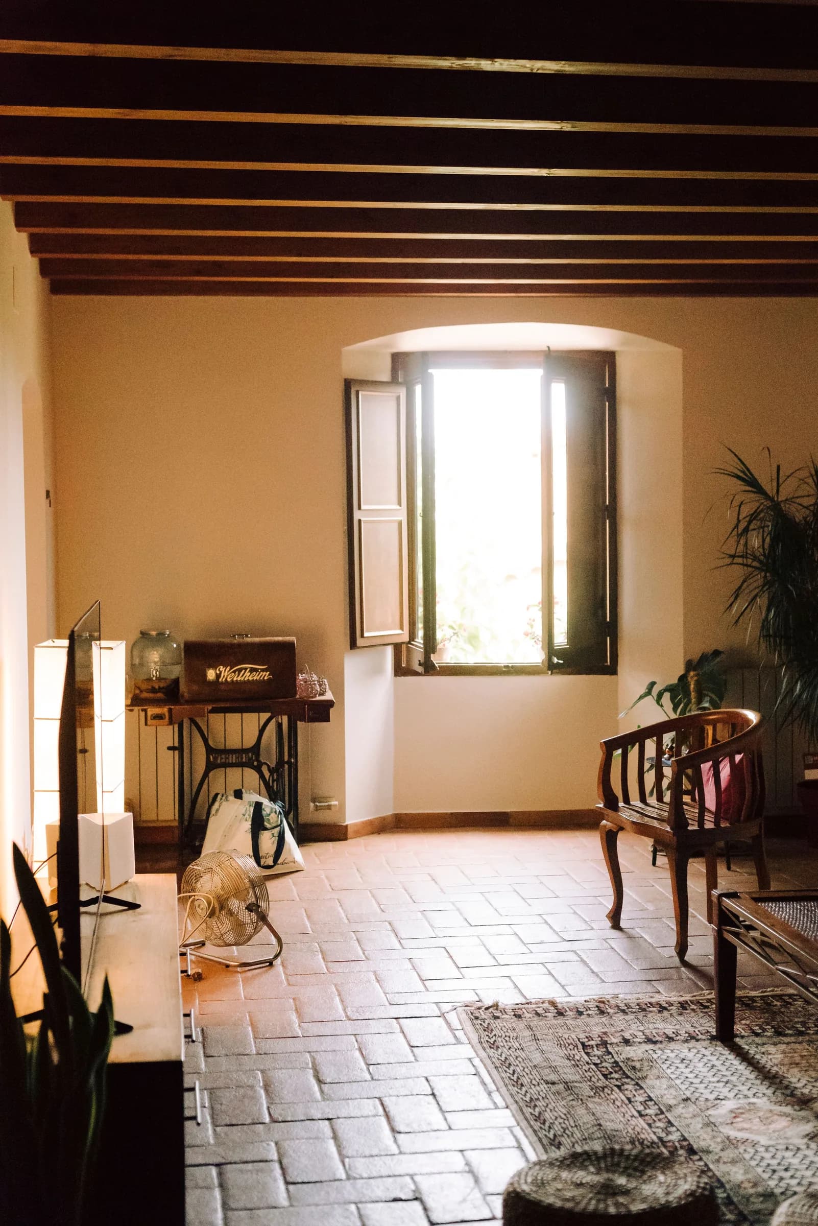 Alquería restaurada entre naranjos — Salón