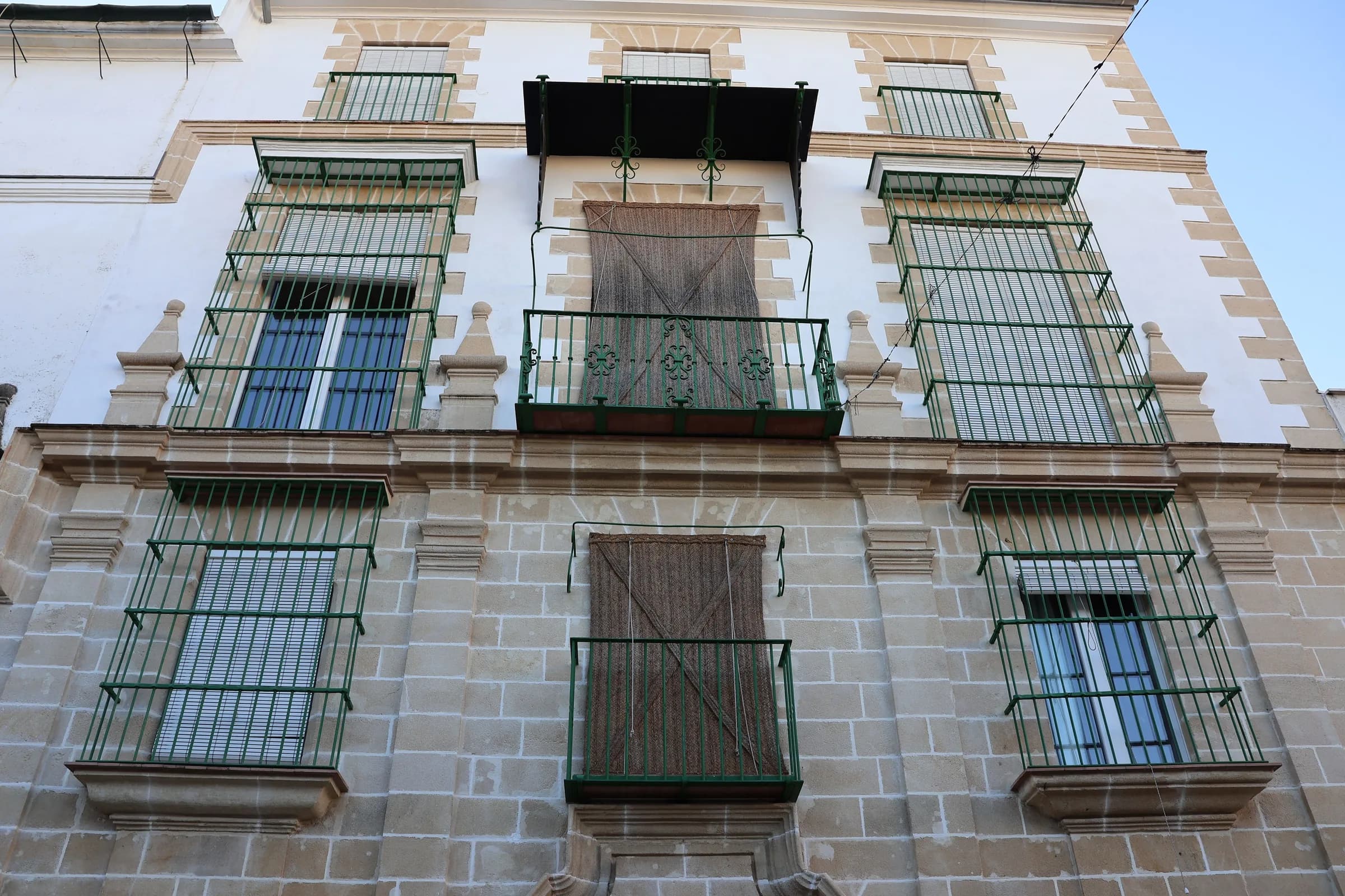 Casa señorial bajo el castillo de Xàtiva — Fachada