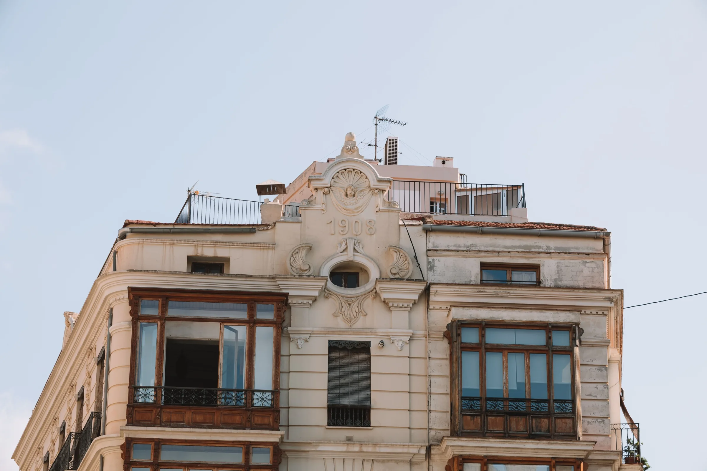 Piso señorial con balcones a la plaza — Fachada