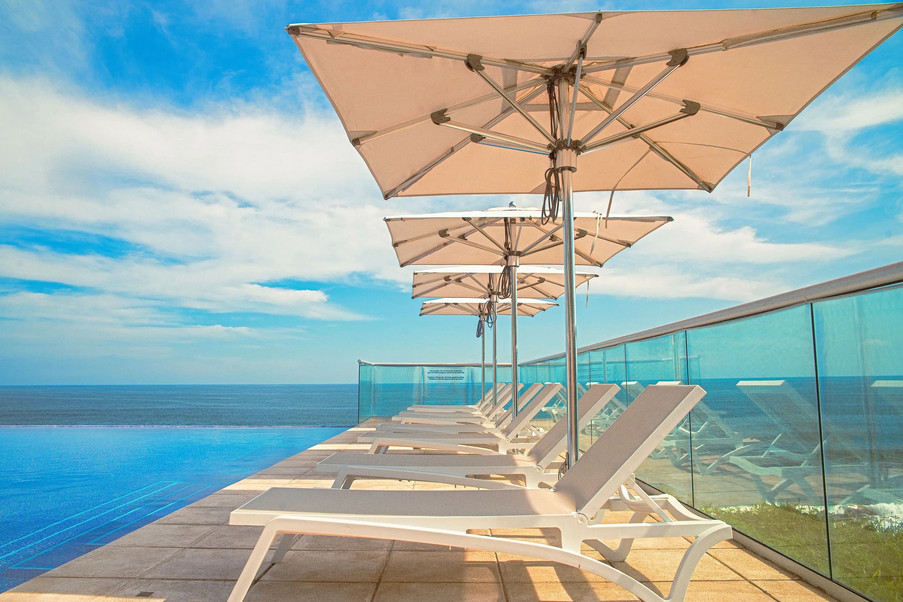 Villa abierta al horizonte en Altea Hills — Exterior